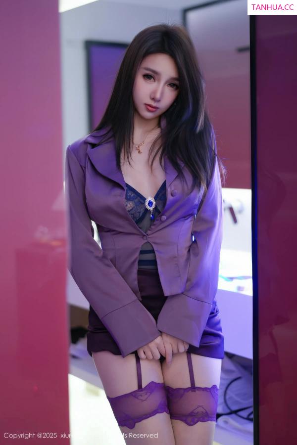   [XiuRen]高清写真图 2025.12.17 No.11120 Twins-夭夭 紫色丝袜第11张图片